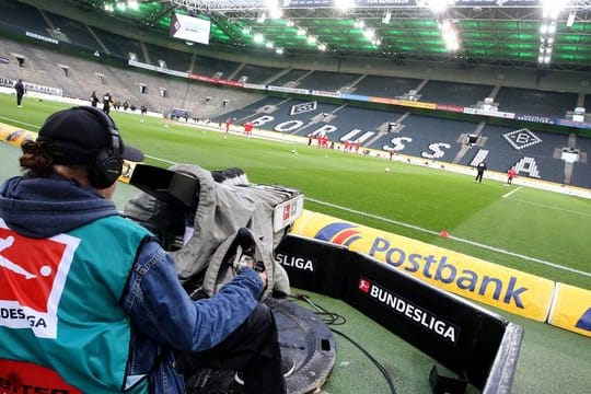Darf sich die Fußball-Bundesliga mitten in der Coronavirus-Pandemie eine Sonderrolle genehmigen und die Saison fortsetzen?.