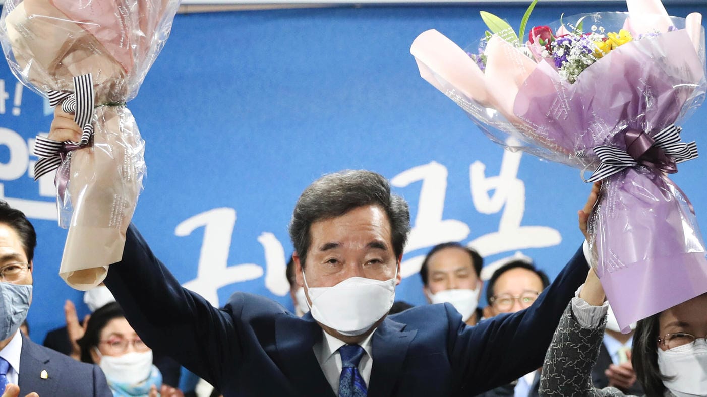 Lee Nak Yon, Kandidat der regierenden Demokratischen Partei, hält nach den Parlamentswahlen Blumensträuße in seinen Händen: Bei der Parlamentswahl in Südkorea kann das sozialliberale Regierungslager ersten Prognosen zufolge mit einer komfortablen Mehrheit rechnen. Lee Nak Yon, Kandidat der regierenden Demokratischen Partei, hält nach den Parlamentswahlen Blumensträuße in seinen Händen: Bei der Parlamentswahl in Südkorea kann das sozialliberale Regierungslager ersten Prognosen zufolge mit einer komfortablen Mehrheit rechnen.