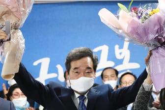 Lee Nak Yon, Kandidat der regierenden Demokratischen Partei, hält nach den Parlamentswahlen Blumensträuße in seinen Händen: Bei der Parlamentswahl in Südkorea kann das sozialliberale Regierungslager ersten Prognosen zufolge mit einer komfortablen Mehrheit rechnen.