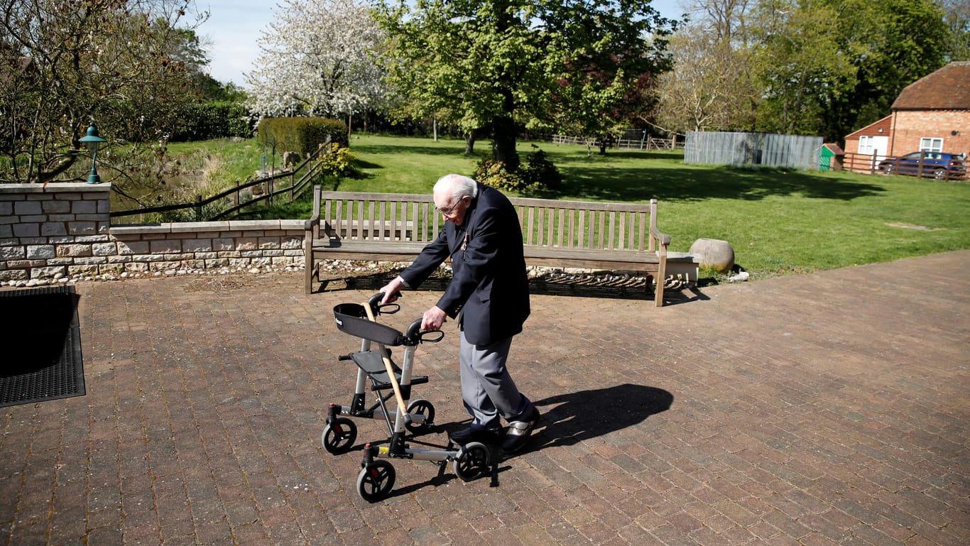 Weltkriegsveteran Tom Moore in seinem Garten: Der 99-Jährige sammelte mit seinen Touren durch den heimischen Garten zwölf Millionen Pfund, die er den Ärzten und Krankenpflegern in Großbritannien spenden will.