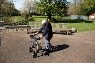 Weltkriegsveteran Tom Moore in seinem Garten: Der 99-Jährige sammelte mit seinen Touren durch den heimischen Garten zwölf Millionen Pfund, die er den Ärzten und Krankenpflegern in Großbritannien spenden will.