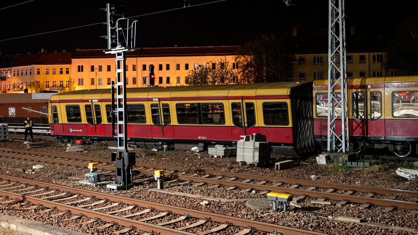 Kurz vor dem Bahnhof Lichtenberg in Berlin ist eine S-Bahn entgleist: Verletzt wurde nach erstem Kenntnisstand niemand, wie ein Bahnsprecher sagte.