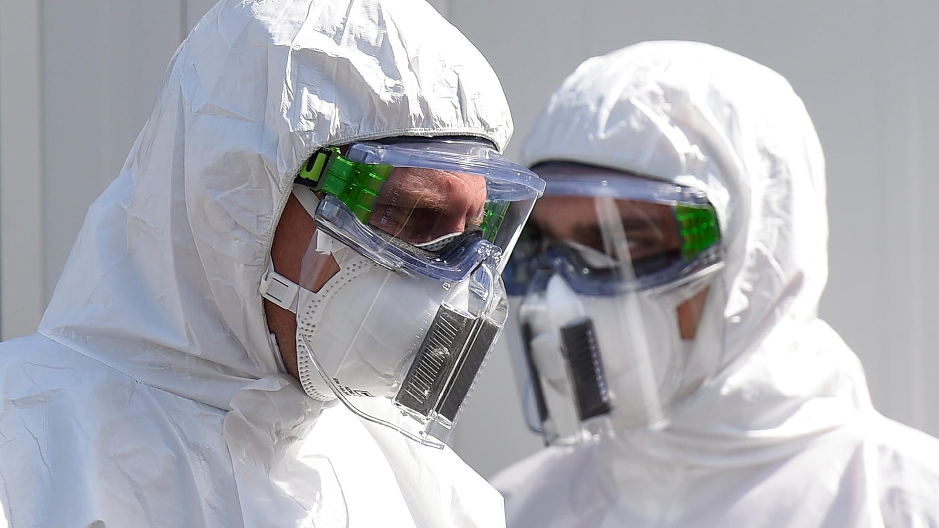 Medizinisches Personal mit Schutzausrüstung (Symbolbild): Nordrhein-Westfalen saß um Haaresbreite Betrügern auf. Nun sucht die Polizei nach allen Beteiligten des Millionen-Coups.