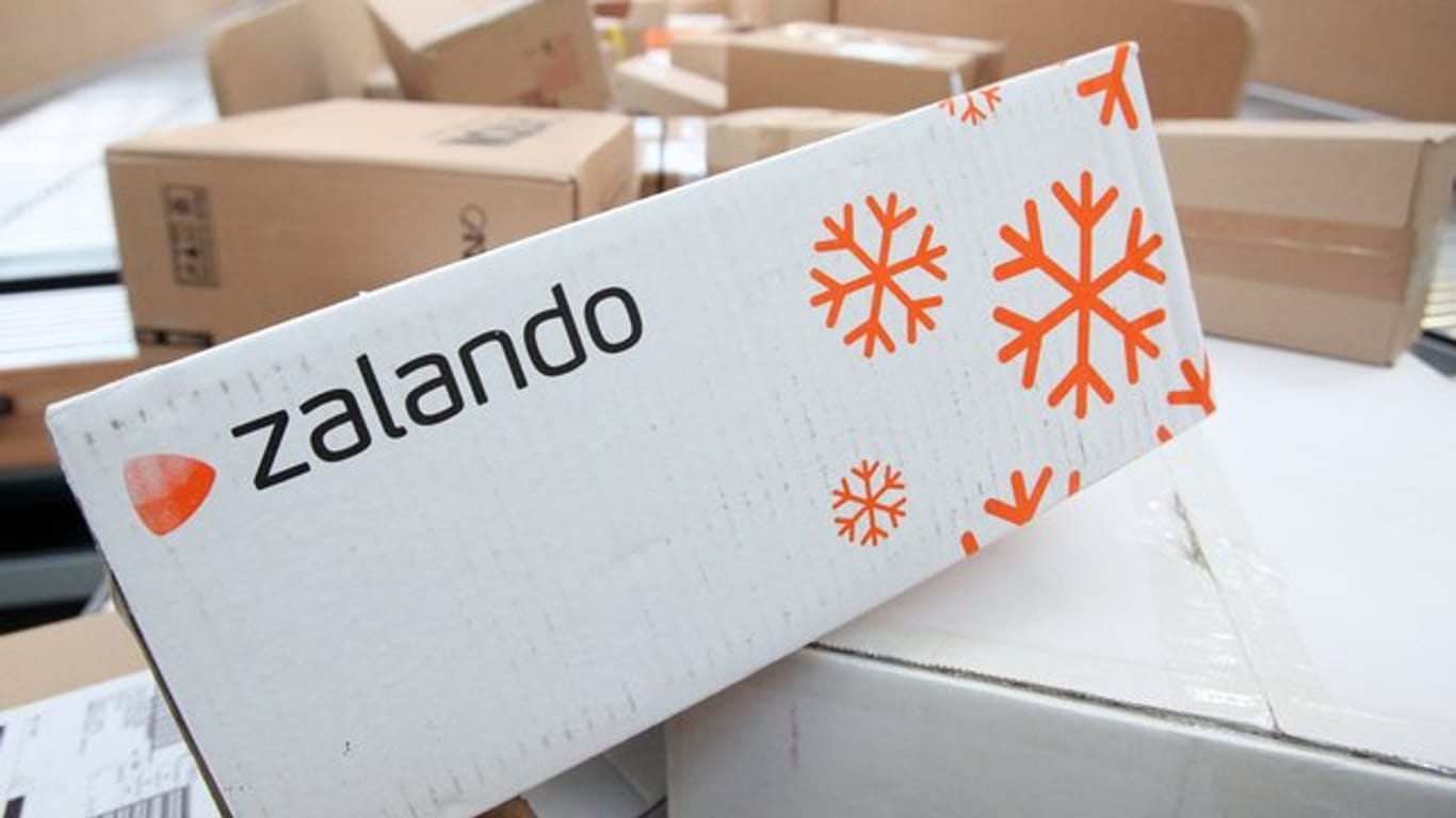 Ein Paket des Modehändlers Zalando liegt auf einem Paketförderband.