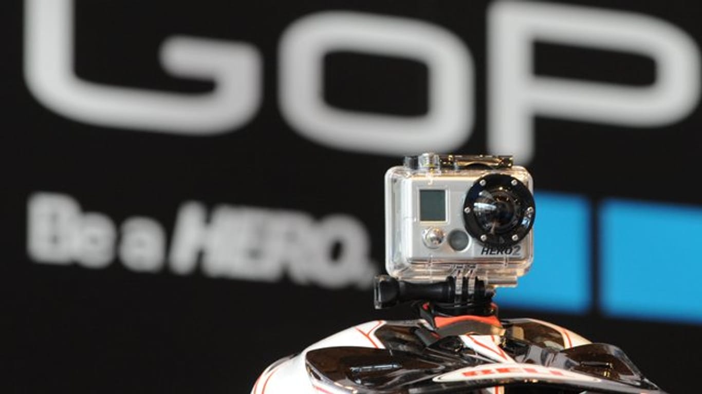 Eine GoPro-Kamera auf einem Fahrradhelm.