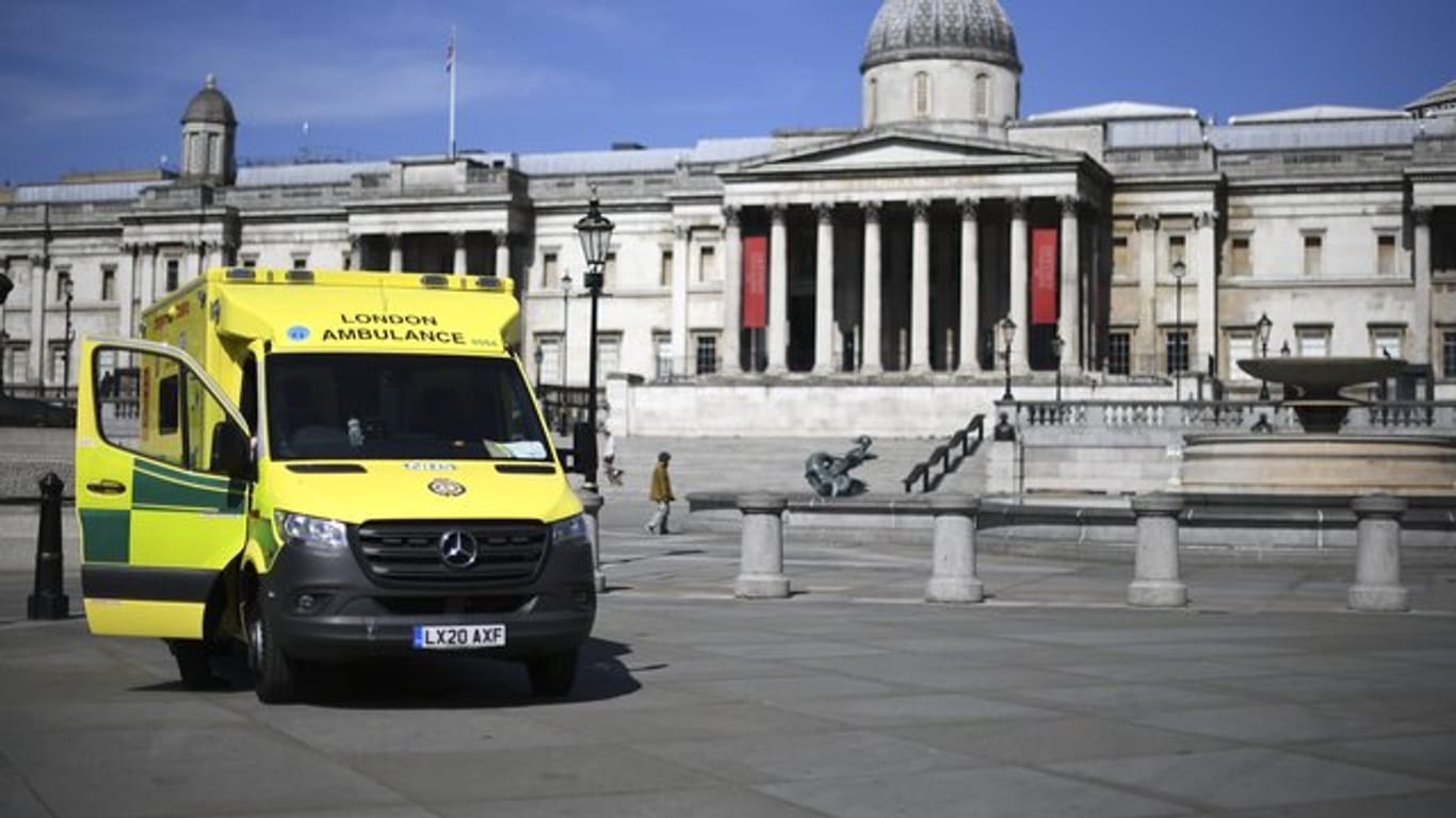 Ein Rettungsfahrzeug steht auf dem fast menschenleeren Trafalgar Square in London.