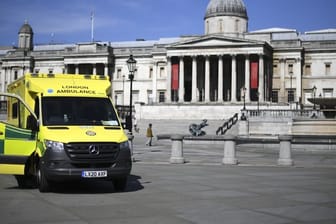 Ein Rettungsfahrzeug steht auf dem fast menschenleeren Trafalgar Square in London.