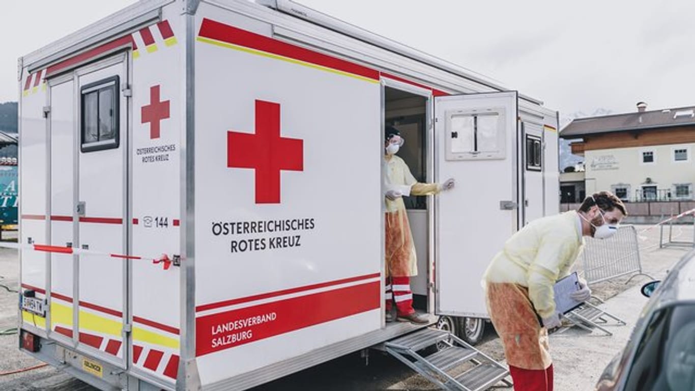 Mitarbeiter des Roten Kreuzes in einer Teststation in Zell am See.