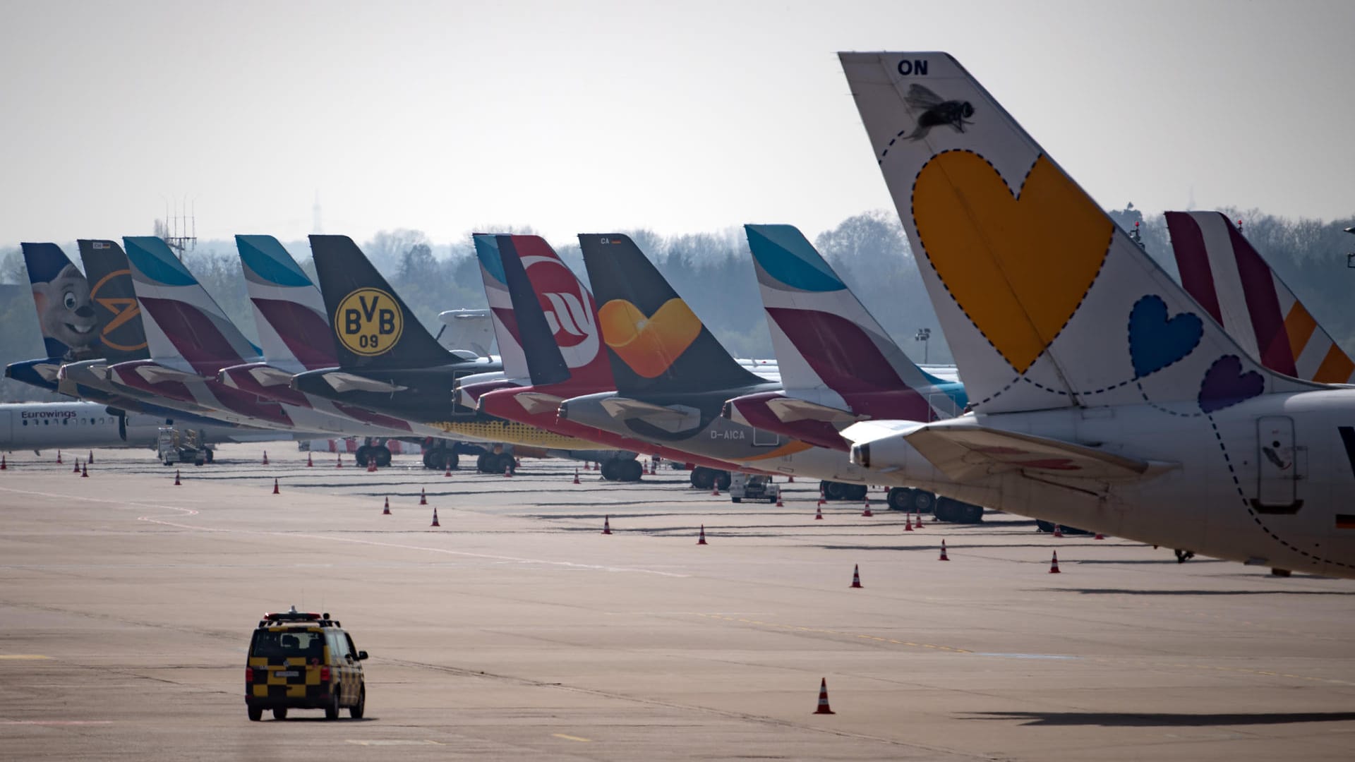 Stillstand im Luftverkehr: Die Airlines wollen ihre Kunden zum Umbuchen bewegen und bieten daher außergewöhnlich kulante Umbuchungsmöglichkeiten.