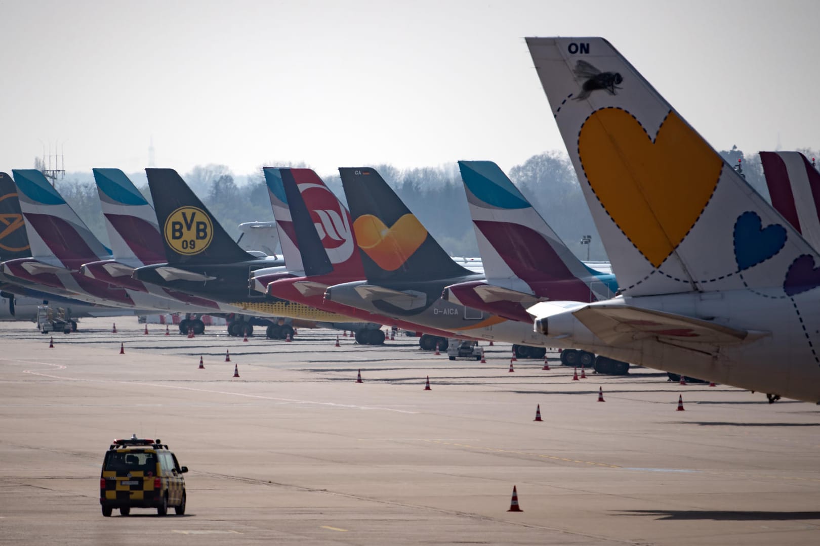 Stillstand im Luftverkehr: Die Airlines wollen ihre Kunden zum Umbuchen bewegen und bieten daher außergewöhnlich kulante Umbuchungsmöglichkeiten.