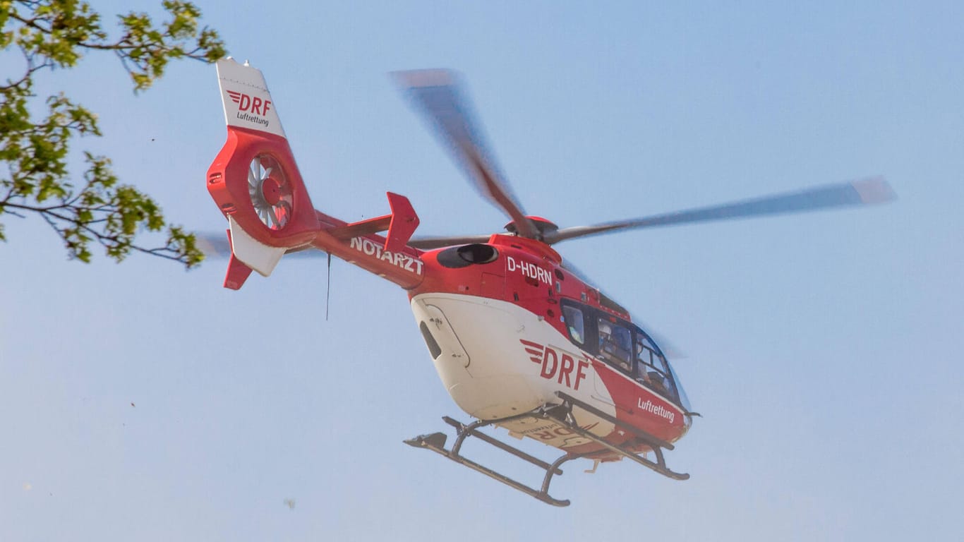 Ein Rettungshubschrauber fliegt durch die Luft: In Hagen ist ein Mädchen nach einem schweren Unfall in eine Klinik geflogen worden (Symbolbild).