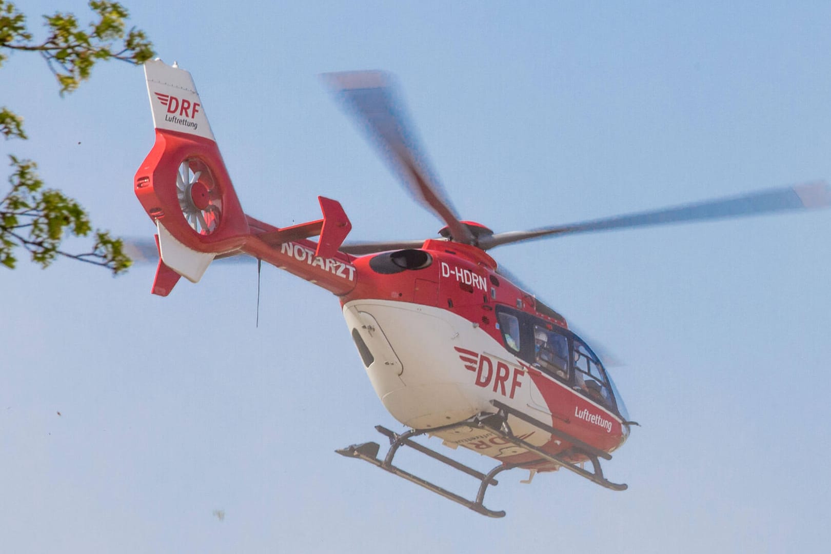 Ein Rettungshubschrauber fliegt durch die Luft: In Hagen ist ein Mädchen nach einem schweren Unfall in eine Klinik geflogen worden (Symbolbild).