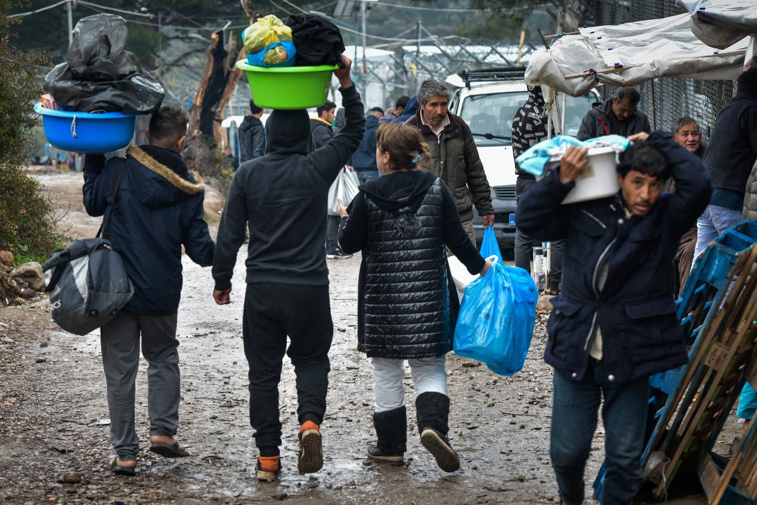 Geflüchtete im Camp Moria auf Lesbos: Die Hygienevorschriften können in den Lagern auf den Ägäis-Inseln nicht eingehalten werden.