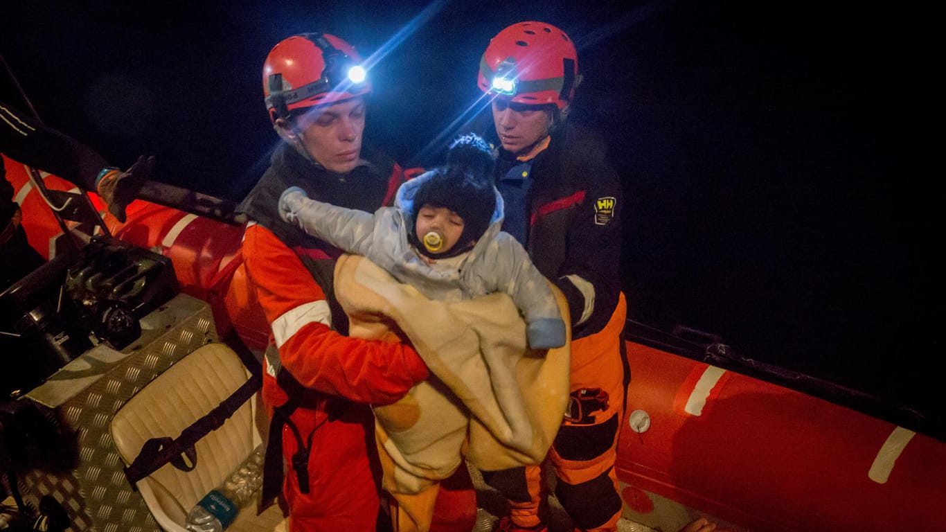 Seenotretter der "Alan Kurdi" im Einsatz (Archivbild): 150 Migranten harren derzeit auf dem Schiff vor Italien aus. Helfer sprechen von dramatischen Szenen.