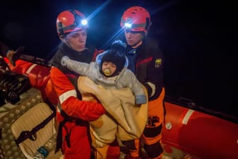 Seenotretter der "Alan Kurdi" im Einsatz (Archivbild): 150 Migranten harren derzeit auf dem Schiff vor Italien aus. Helfer sprechen von dramatischen Szenen.