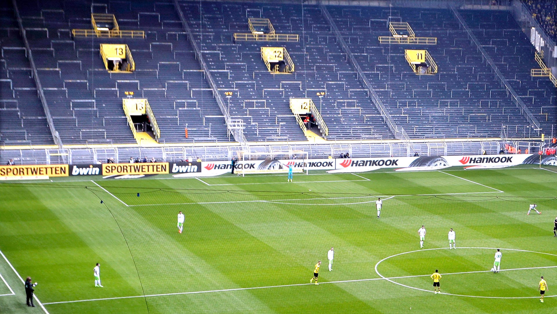 Geisterspiele: Ex-Sportstudio-Moderator sagt, Fußball sei ohne Zuschauer besser dran. Geisterspiele: Ex-Sportstudio-Moderator sagt, Fußball sei ohne Zuschauer besser dran.