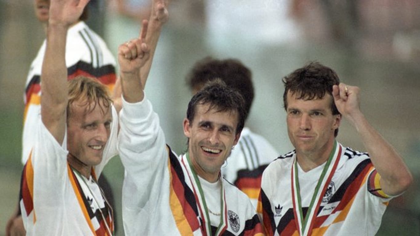 Pierre Littbarski (M) gewann mit der deutschen Fußball-Nationalmannschaft 1990 den WM-Titel.