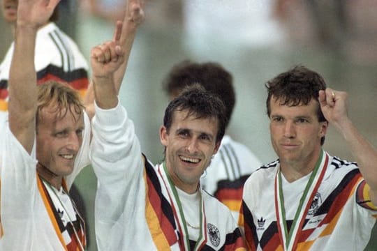Pierre Littbarski (M) gewann mit der deutschen Fußball-Nationalmannschaft 1990 den WM-Titel.
