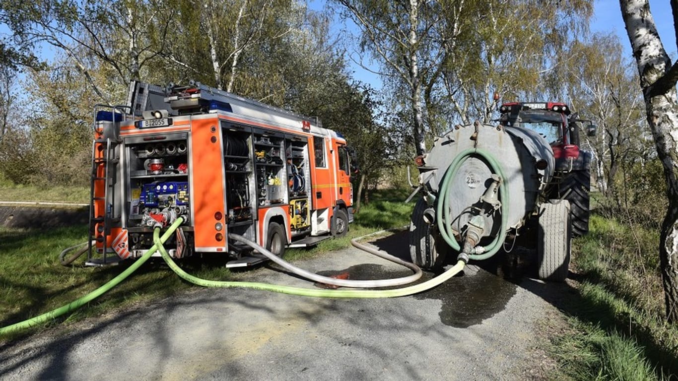 Ein Landwirt stellt die Wasserversorgung der Feuerwehr sicher: Das Gelände war schwer zugänglich.