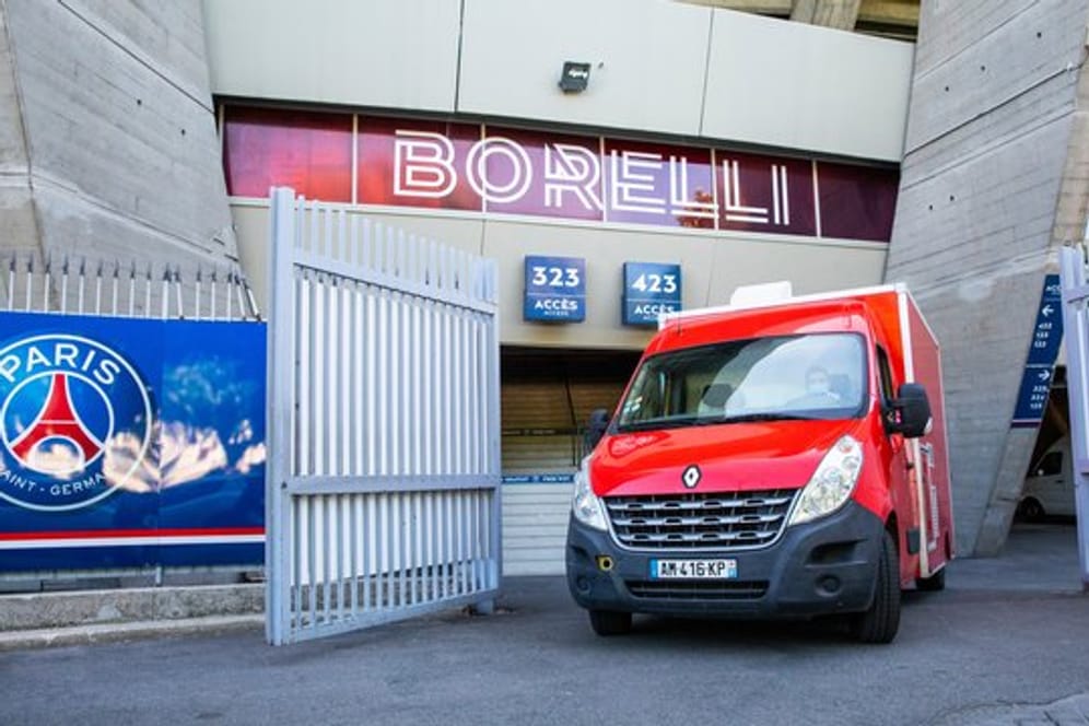 Ein Wagen mit in den Küchen das PSG-Stadions zubereitetem Essen verlässt das Gelände des Fußballvereins.