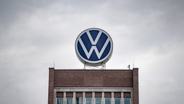 VW-Zentrale in Wolfsburg: Der Konzern steckt tief in der Corona-Krise.