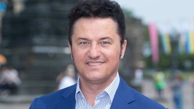 Statt auf den Bahamas sitzt er in seinem polnischen Landhaus: Startenor Piotr Beczala. Statt auf den Bahamas sitzt er in seinem polnischen Landhaus: Startenor Piotr Beczala.