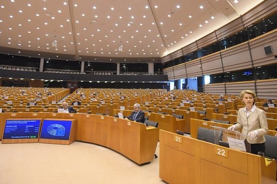 Ursula von der Leyen bei der Sondersitzung im Europäischen Parlament.