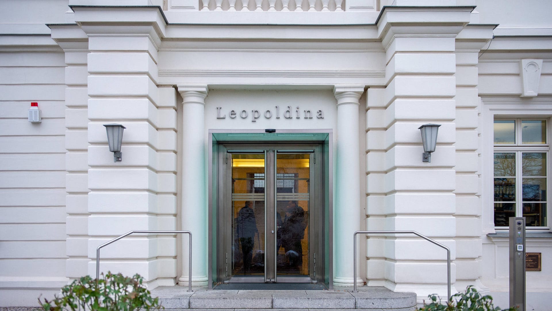 Haupteingang der Leopoldina: Wissenschaftliche Ergebnisse sind wichtig, doch auch die Praxis darf nicht zu kurz kommen.