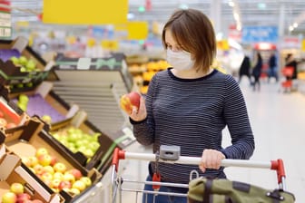 Derzeit gibt es keine Hinweise darauf, dass Covid-19 über Lebensmittel übertragen wird. Das größte Risiko besteht darin, dass Sie beim Einkaufen mit anderen Personen im Geschäft zusammen sind, die das Virus beispielsweise an die Luft oder den Einkaufswagen abgeben können.