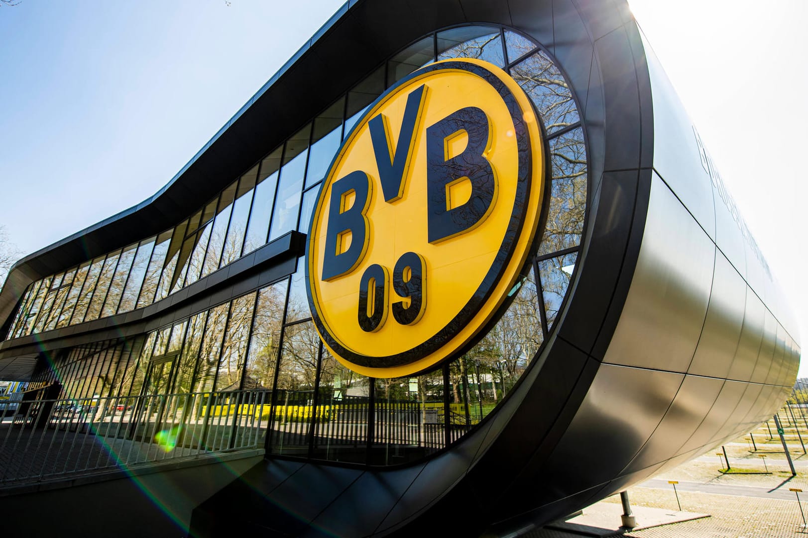 Borussia Dortmund: Zahlt den Fans die Ticketpreise zurück.