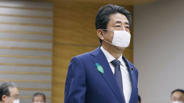 Japans Ministerpräsident Shinzo Abe hat den Notstand auf alle Provinzen des Landes ausgeweitet. Japans Ministerpräsident Shinzo Abe hat den Notstand auf alle Provinzen des Landes ausgeweitet.