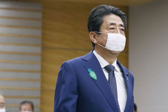 Japans Ministerpräsident Shinzo Abe hat den Notstand auf alle Provinzen des Landes ausgeweitet.