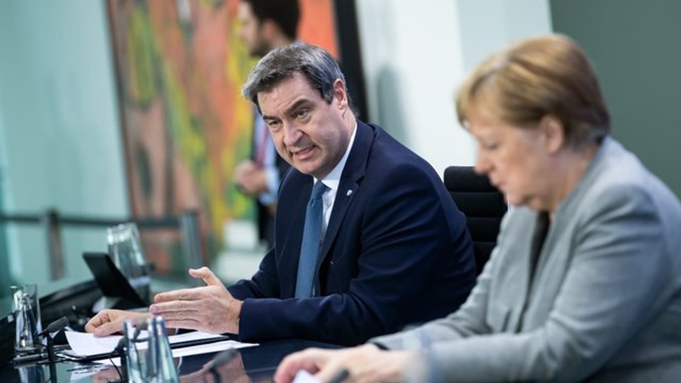 Markus Söder (l, CSU), Ministerpräsident von Bayern, und Bundeskanzlerin Angela Merkel (CDU) auf der gestrigen Pressekonferenz im Kanzleramt.