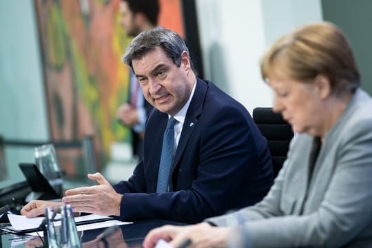 Markus Söder (l, CSU), Ministerpräsident von Bayern, und Bundeskanzlerin Angela Merkel (CDU) auf der gestrigen Pressekonferenz im Kanzleramt.