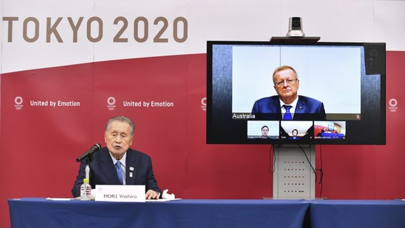 Yoshiro Mori (l), Präsident des OK der Tokio-Spiele 2020, nimmt an einer Videokonferenz mit IOC-Mitglied teil.
