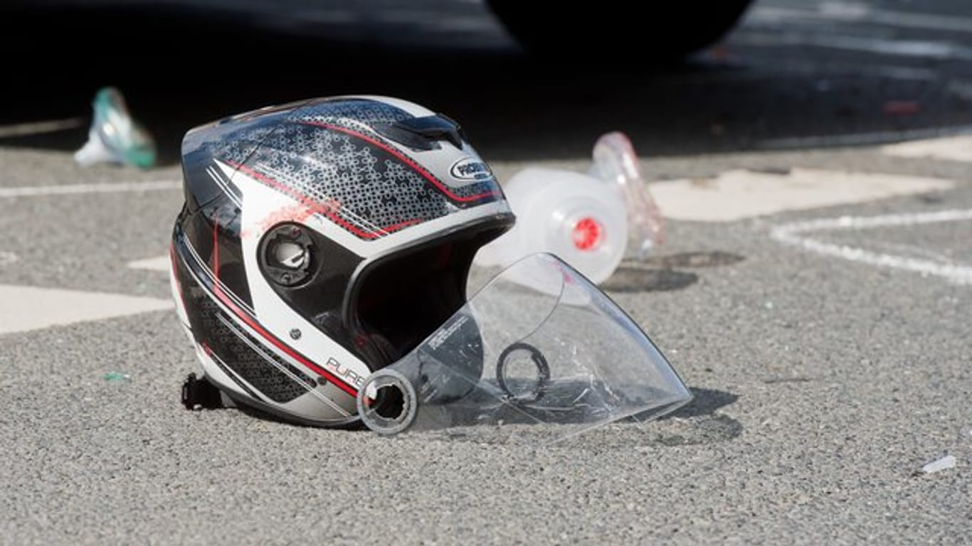 Wenn Motorradfahrer verunglücken und bewusstlos sind, sollten Ersthelfer ihnen immer den Helm abnehmen.