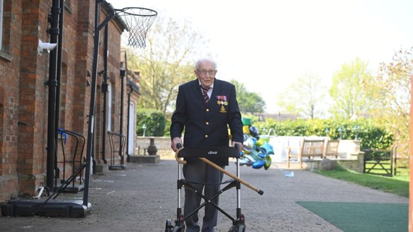 Der 99-jährige Kriegsveteran Tom Moore unterwegs mit seinem Rollator.