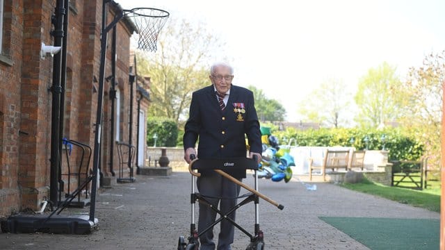 Der 99-jährige Kriegsveteran Tom Moore unterwegs mit seinem Rollator. Der 99-jährige Kriegsveteran Tom Moore unterwegs mit seinem Rollator.