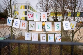 "Wir vermissen euch" steht vor der einer Grundschule in Oranienburg.