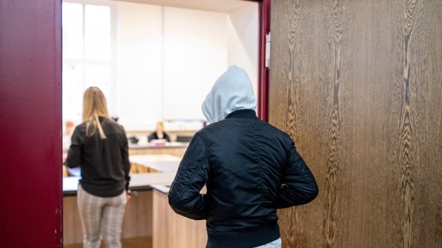 Einer der Angeklagten betritt den Gerichtssaal im Landgericht Duisburg (Archiv). Einer der Angeklagten betritt den Gerichtssaal im Landgericht Duisburg (Archiv).