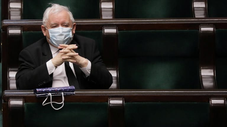 PiS-Chef Kaczynski mit Schutzmaske im polnischen Parlament. Die Partei hat ihre Gesetzesänderungen durchgesetzt.