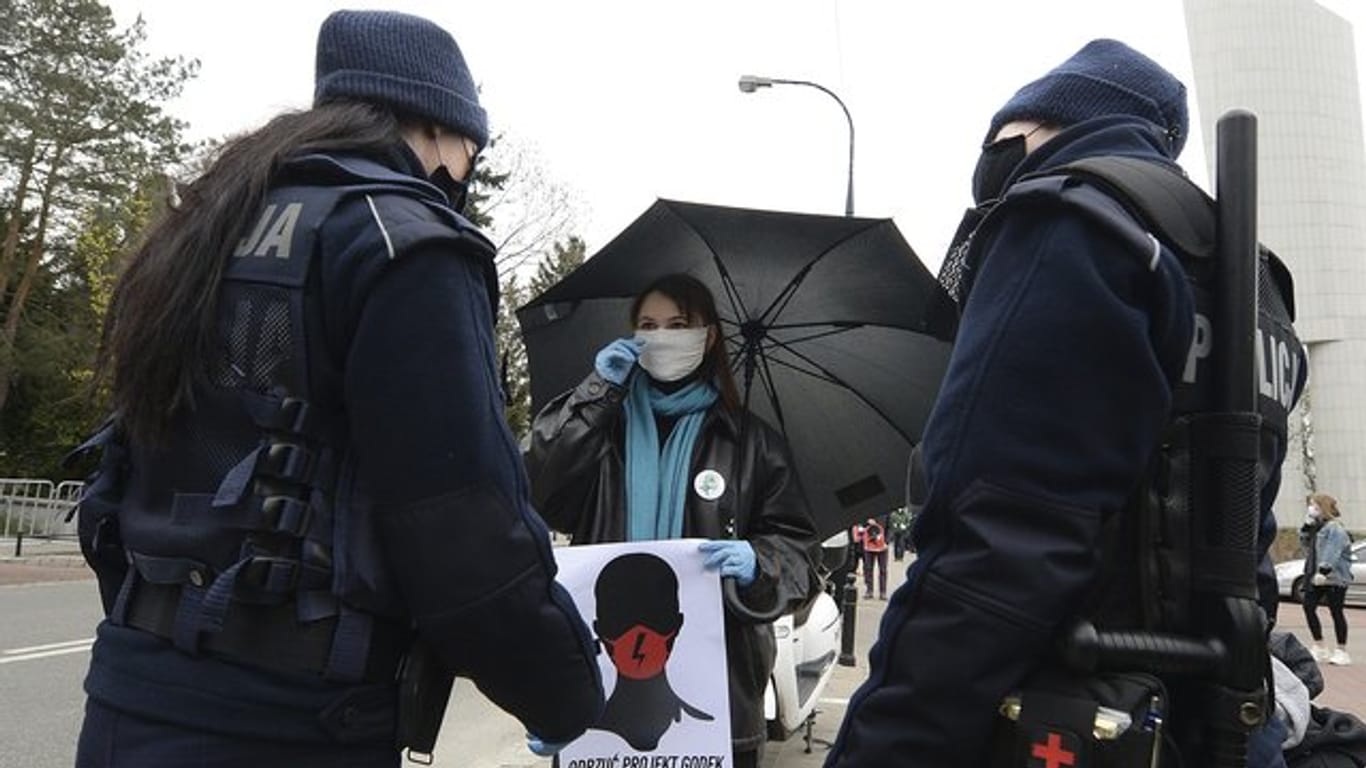 Eine Frau protestiert in der Nähe des Parlaments in Warschau gegen die geplante Verschärfung des Abtreibungsgesetzes.