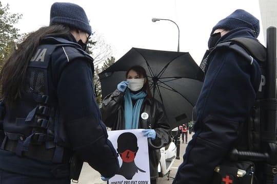 Eine Frau protestiert in der Nähe des Parlaments in Warschau gegen die geplante Verschärfung des Abtreibungsgesetzes.