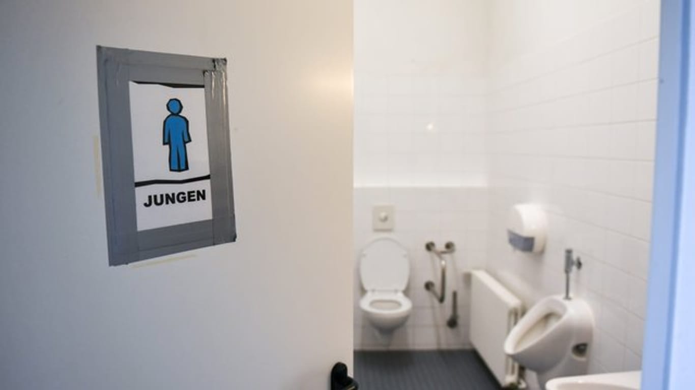 Lehrerverbands-Präsident Meidinger fordert die "Nachrüstung von Toiletten- und Waschanlagen, Desinfektionsspendern und enger getaktete Reinigungszyklen".