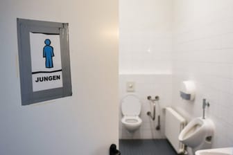 Lehrerverbands-Präsident Meidinger fordert die "Nachrüstung von Toiletten- und Waschanlagen, Desinfektionsspendern und enger getaktete Reinigungszyklen".