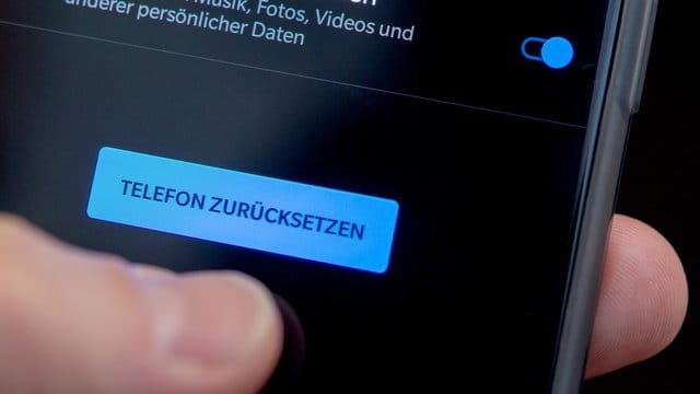 "Telefon zurücksetzen" auf einem Smartphone: Bei vielen Smartphones gibt es spezielle Löschoptionen: Damit weg auch wirklich weg ist.