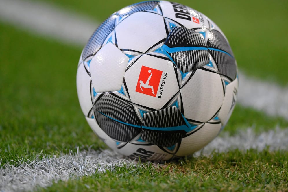 Mitten in der Corona-Krise: Noch ist unklar, wann der Ball in der Bundesliga wieder rollt.