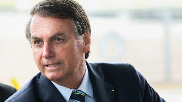 Brasiliens Präsident Jair Bolsonaro bei einem Auftritt vor der Präsidentenresidenz in Brasilia. Brasiliens Präsident Jair Bolsonaro bei einem Auftritt vor der Präsidentenresidenz in Brasilia.
