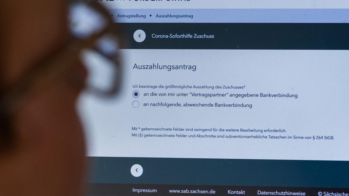 Sachsen, Dresden: Eine Frau füllt am Computer auf der Internetseite der Sächsischen Aufbaubank einen Antrag auf Corona-Soforthilfe Zuschuss aus.