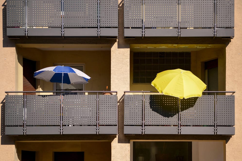 Balkone mit Sonnenschirmen (Symbolbild): CSU-Chef Söder empfiehlt, einen Deutschland-Urlaub zu planen.